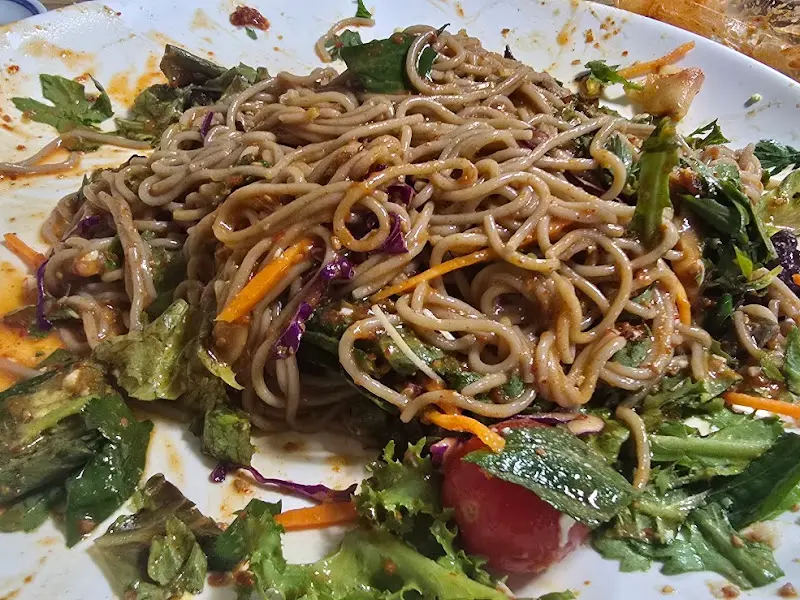 채소와 함께 비벼진 막국수