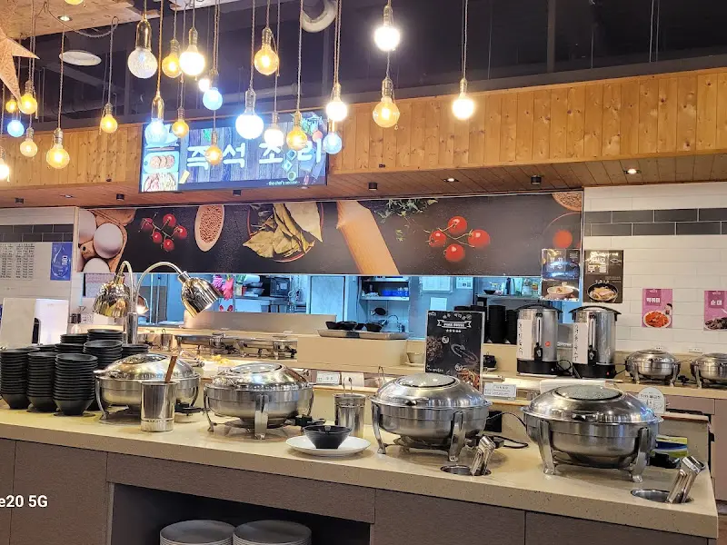 다양한 한식 메뉴가 준비된 뷔페 코너