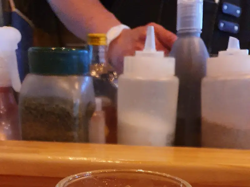 다양한 소스통과 양념통이 놓여 있는 바 테이블