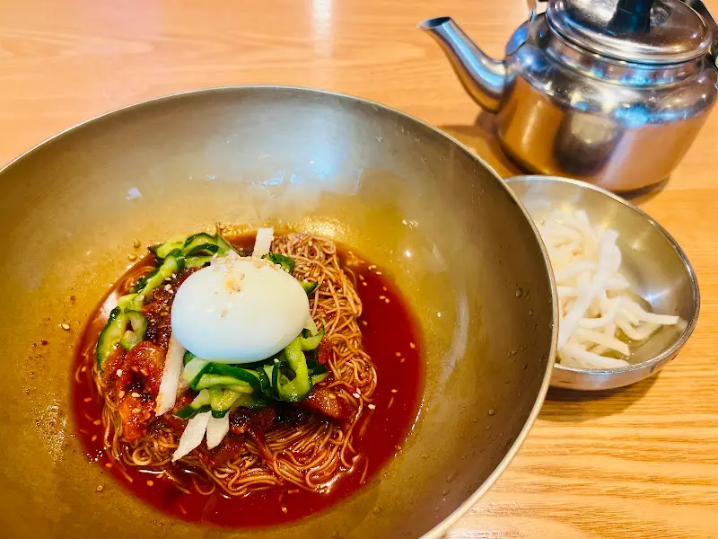 놋그릇에 담겨 나온 회냉면