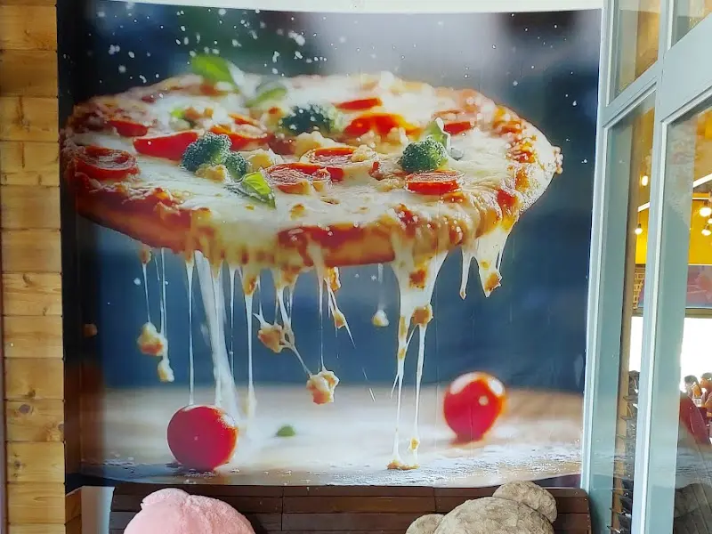 벽에 걸린 피자 사진