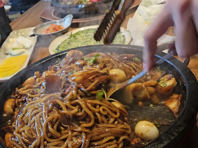 돌짜장 비비는 모습