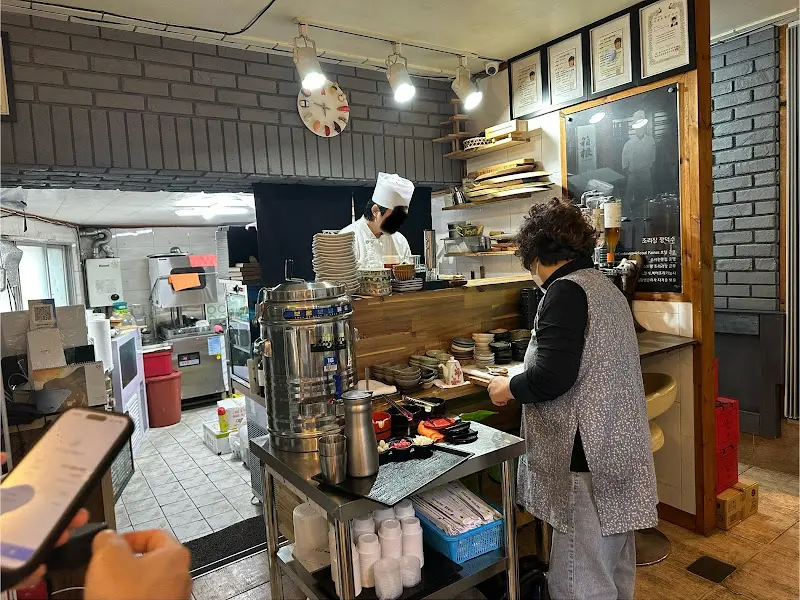 분주하게 초밥을 만들고 있는 셰프