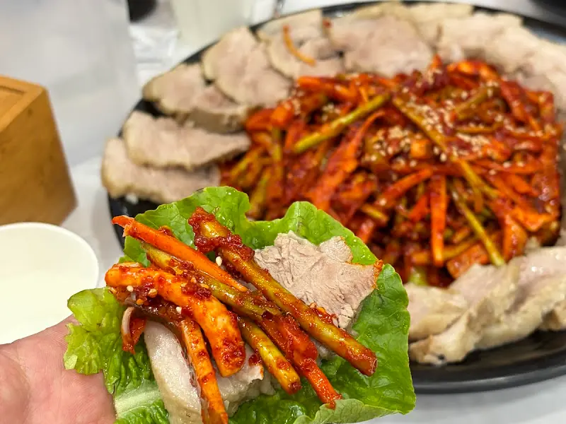 보쌈을 싸 먹는 모습