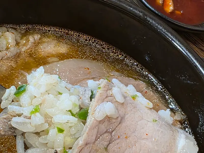 돼지곰탕 국물에 밥을 말아 먹는 모습