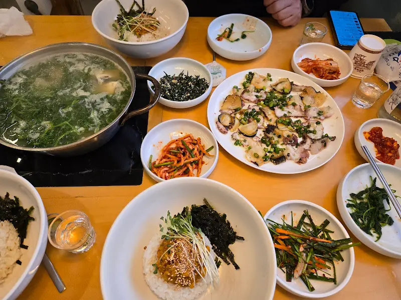 푸짐하게 차려진 한 상