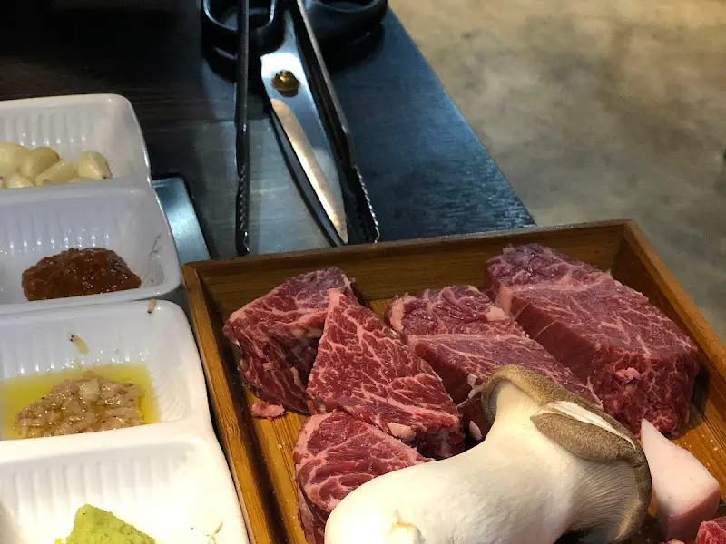 고기와 함께 제공되는 다양한 소스