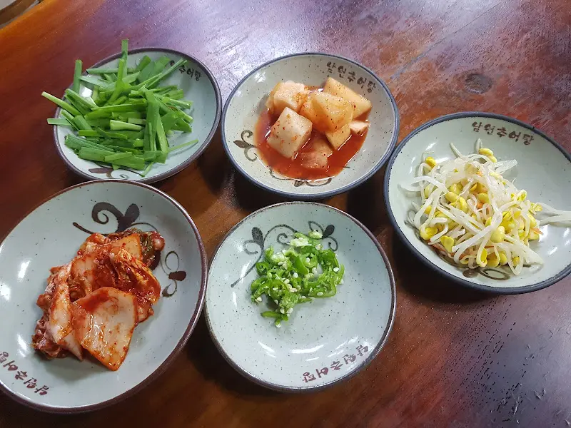 다양한 종류의 밑반찬들