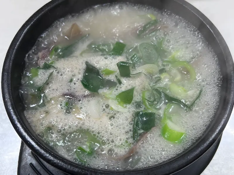 뽀얀 국물과 푸짐한 고기가 인상적인 소머리곰탕