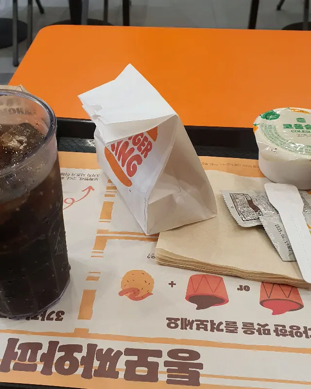 쟁반 위의 버거 세트