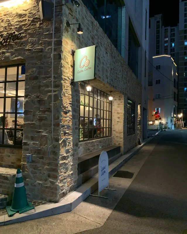 코타커피 외관 야경