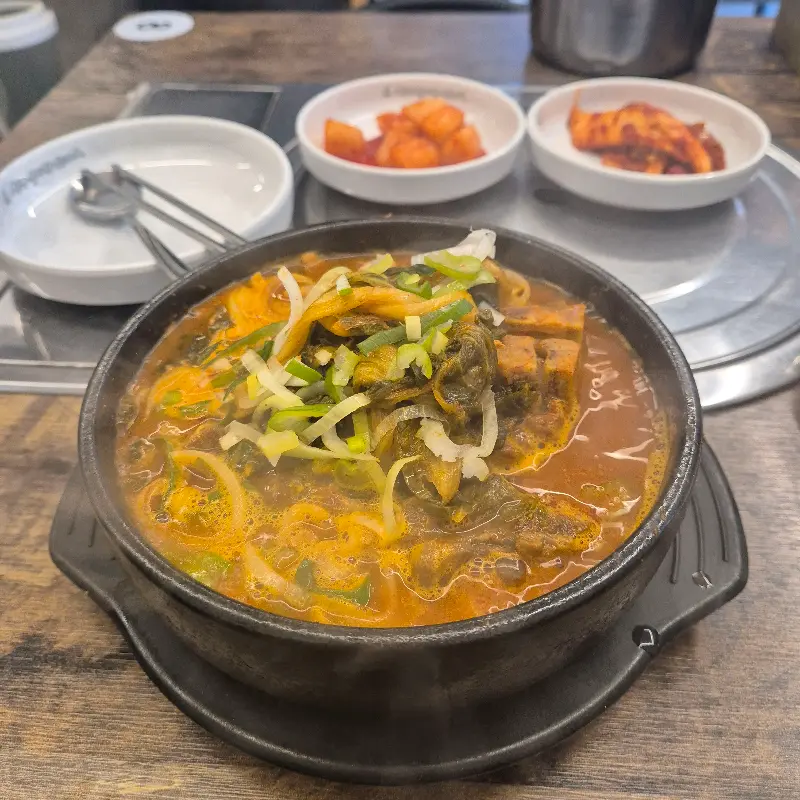 정갈하게 차려진 감자탕