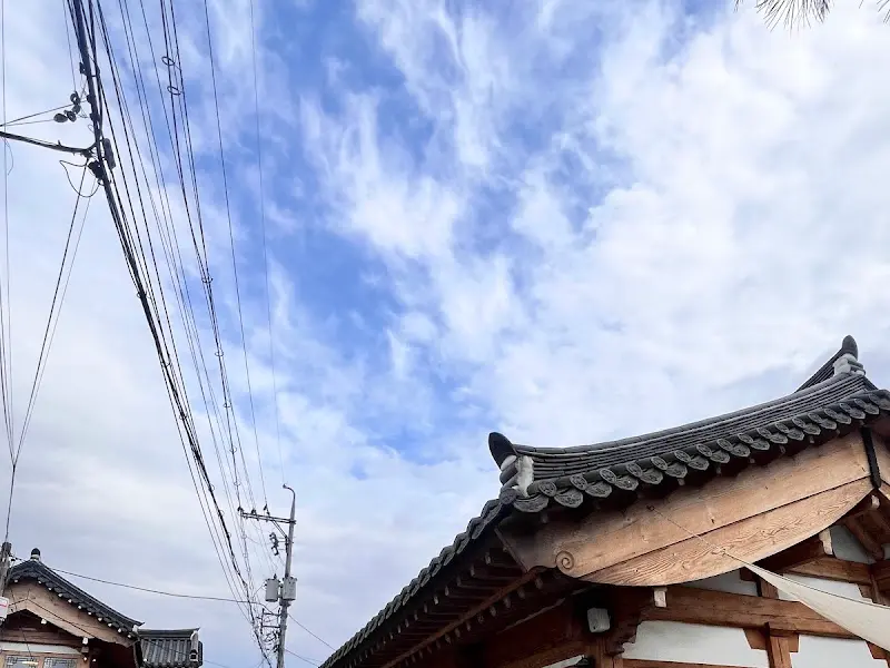 하늘을 향해 뻗은 기와지붕