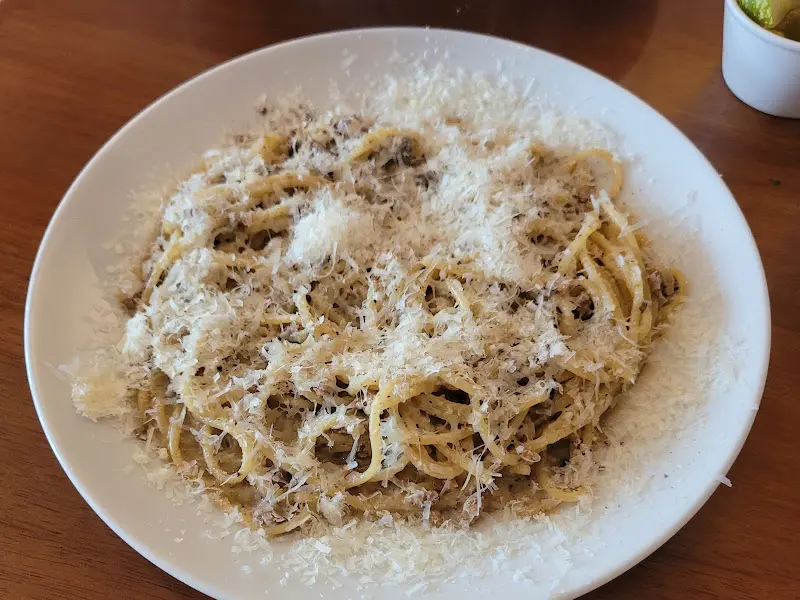 치즈가 듬뿍 뿌려진 파스타