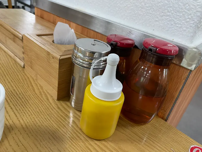 테이블에 놓인 식초와 겨자