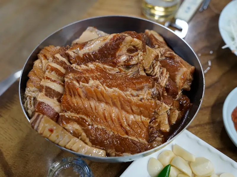 맛있게 양념된 돼지갈비