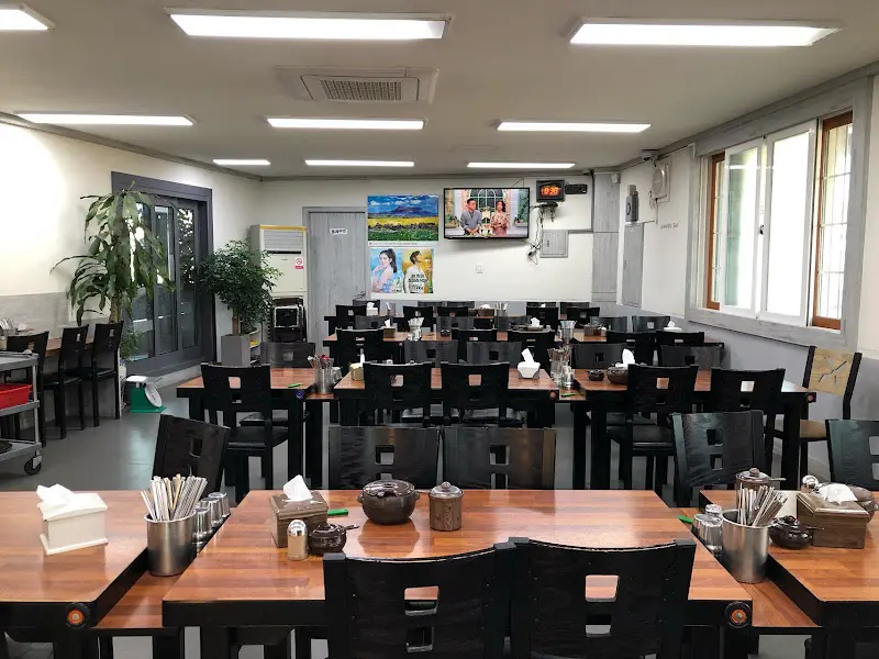 넓고 깔끔한 식당 내부