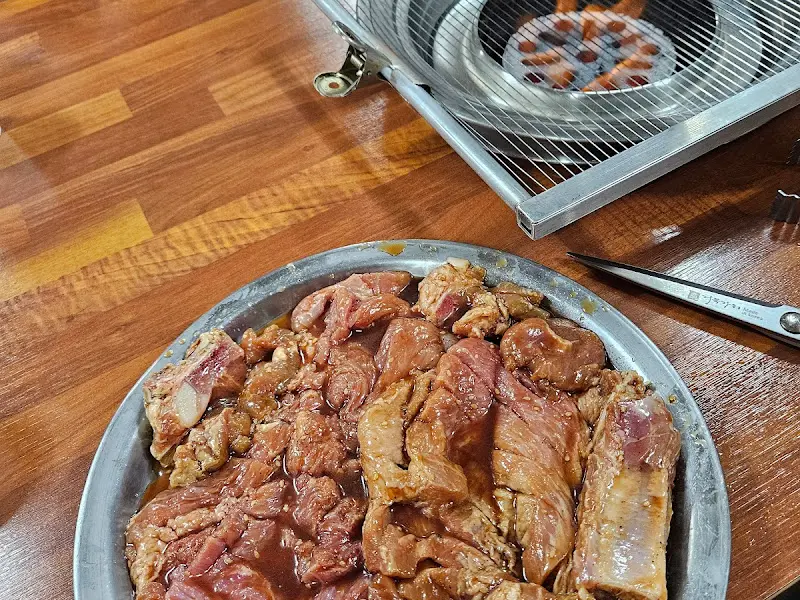 숯불 위에서 익어가는 돼지갈비