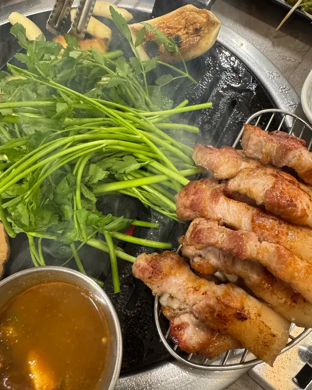 미나리와 함께 구워지는 오겹살