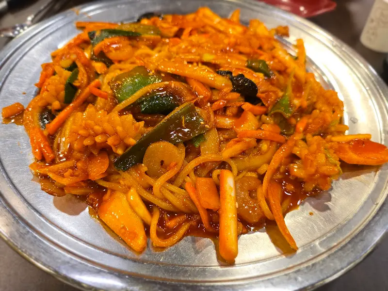 탕수육과 양배추 샐러드