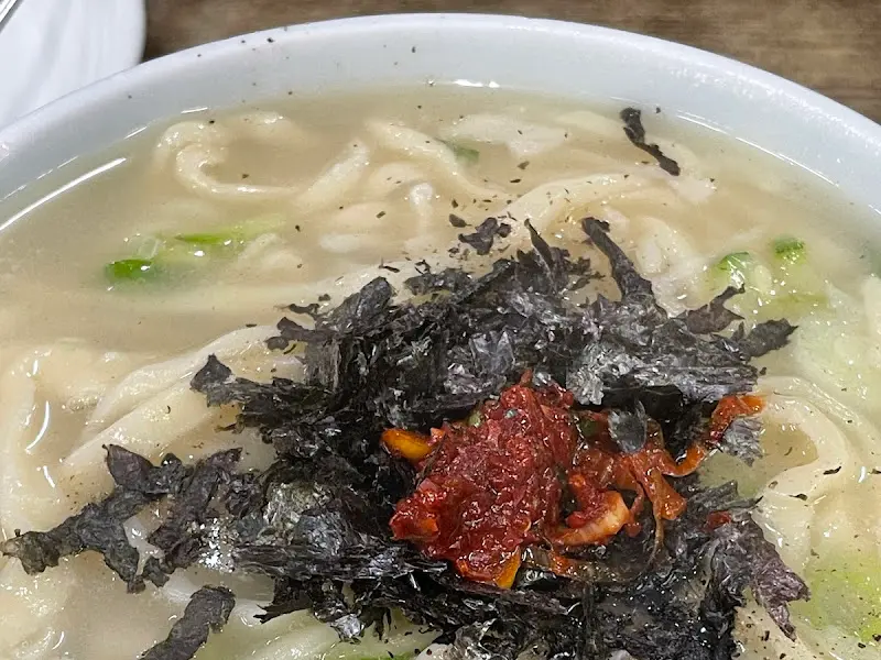 김가루가 뿌려진 칼국수