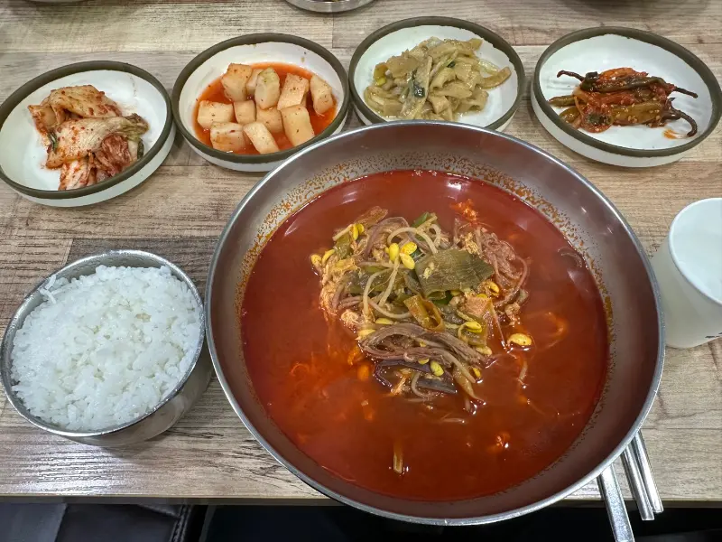 푸짐한 육개장 한상차림