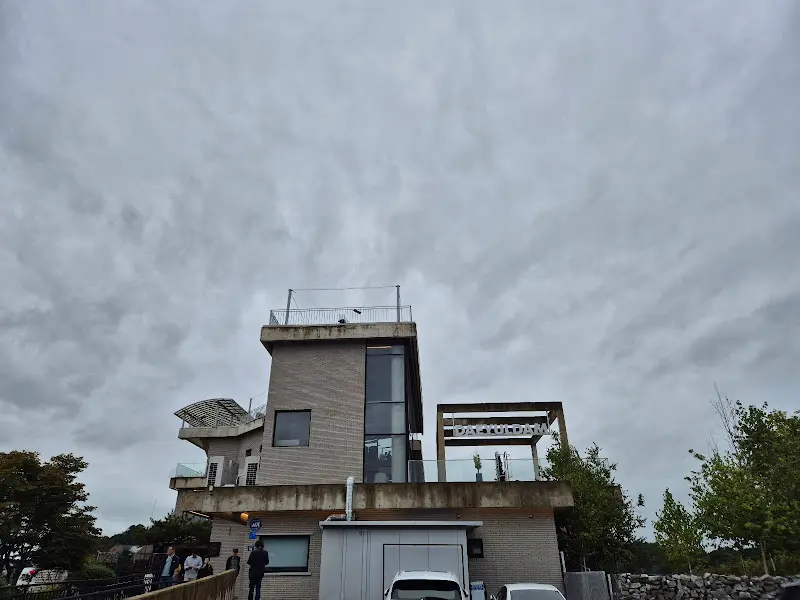 흐린 날의 대율담 카페 외관