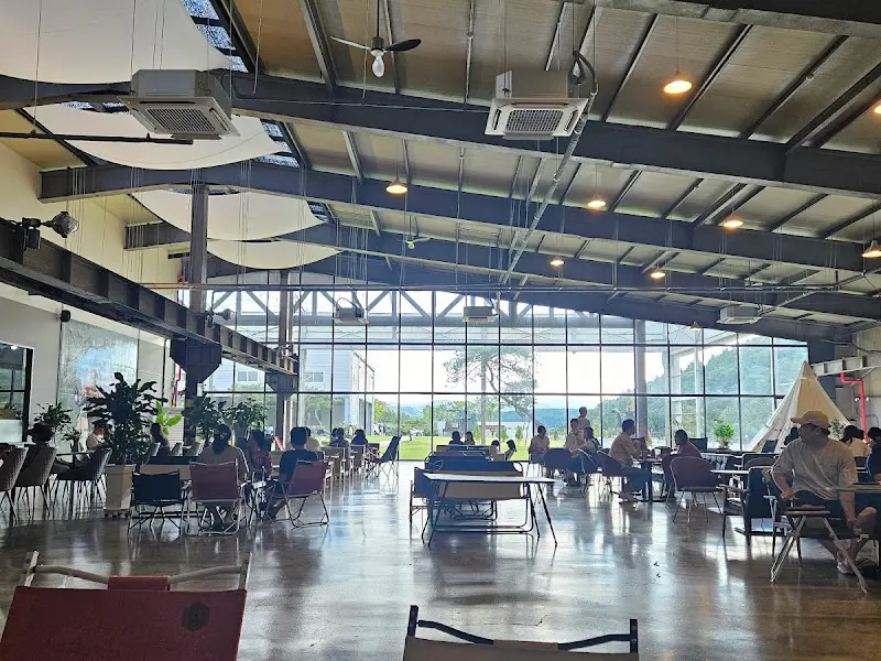 넓은 카페 내부