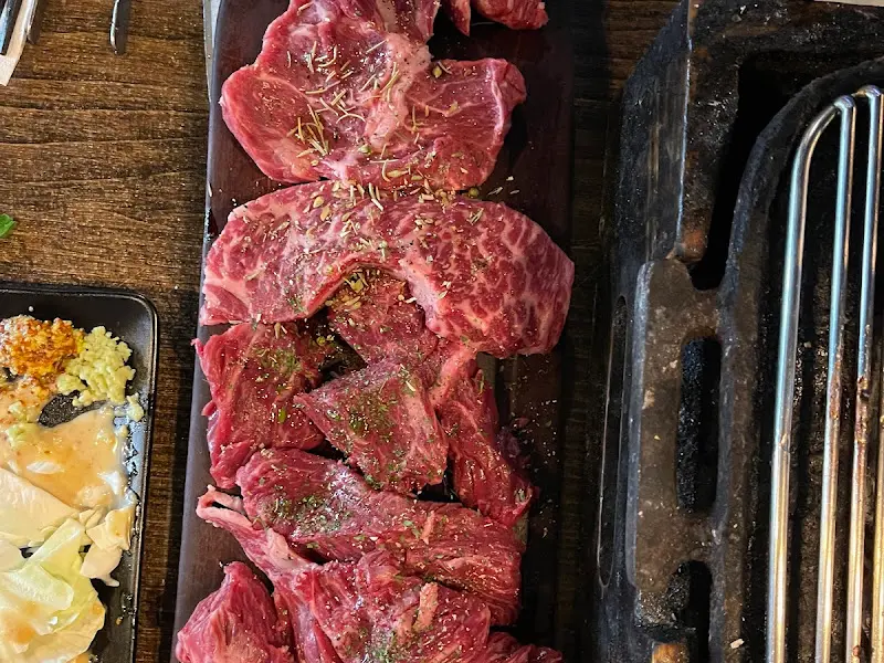 화로 옆에 놓인 소고기