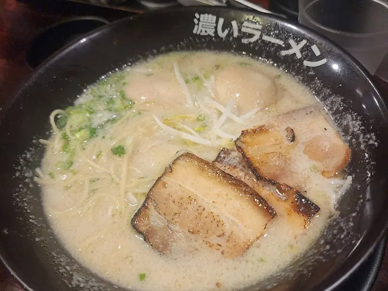 두툼한 차슈가 인상적인 코이라멘