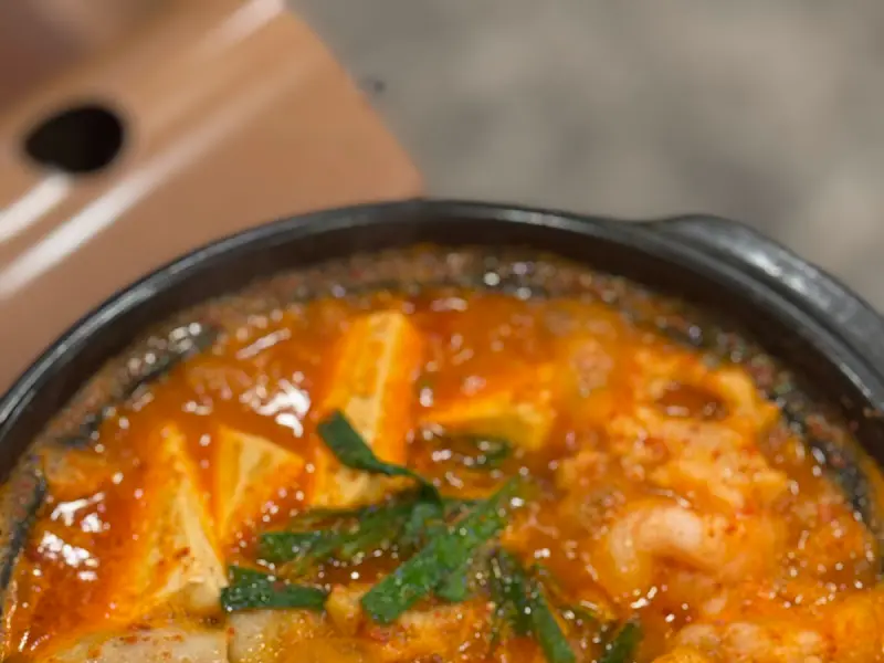 매콤한 국물이 일품인 곱창전골