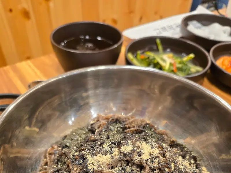 막국수와 곁들임 반찬