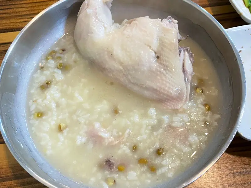 푸짐한 닭백숙