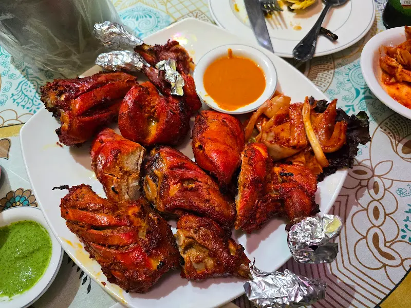 다양한 소스와 함께 제공되는 탄두리 치킨