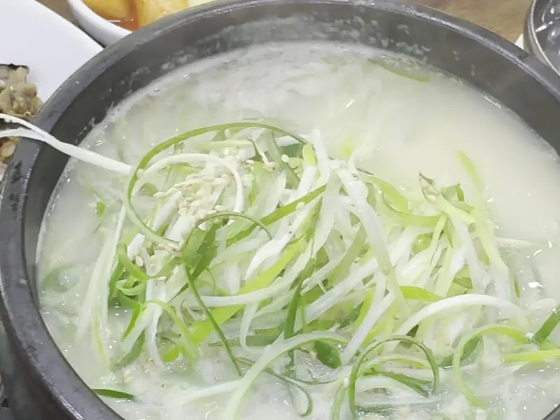 뽀얀 국물 위로 곱게 채 썬 파가 듬뿍 올려진 삼계탕