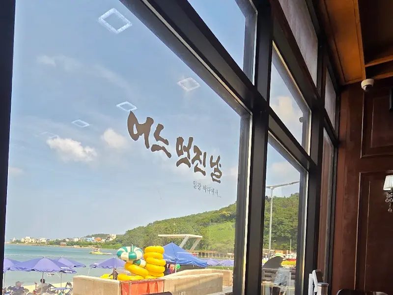 창밖으로 보이는 일광 해변