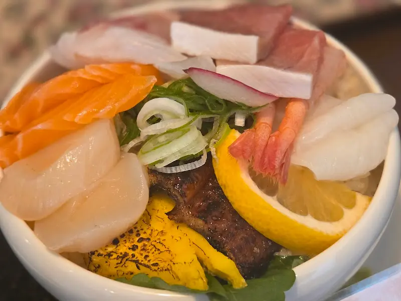 싱싱한 해산물을 한 눈에 담을 수 있는 카이센동