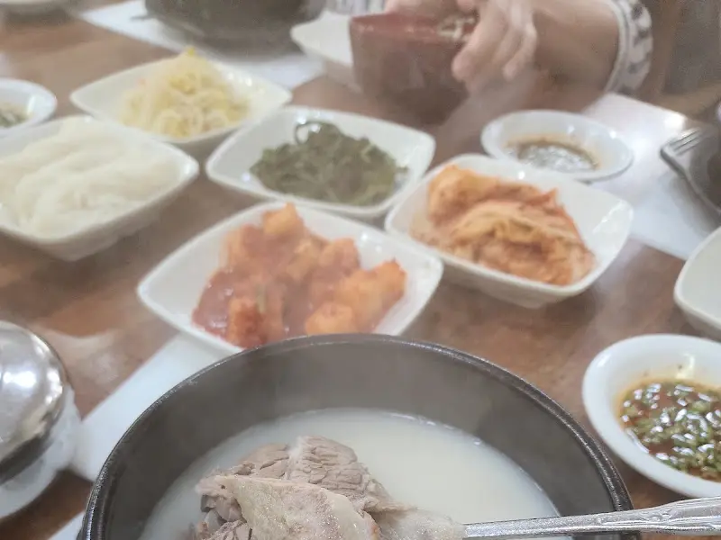 곰탕과 밑반찬