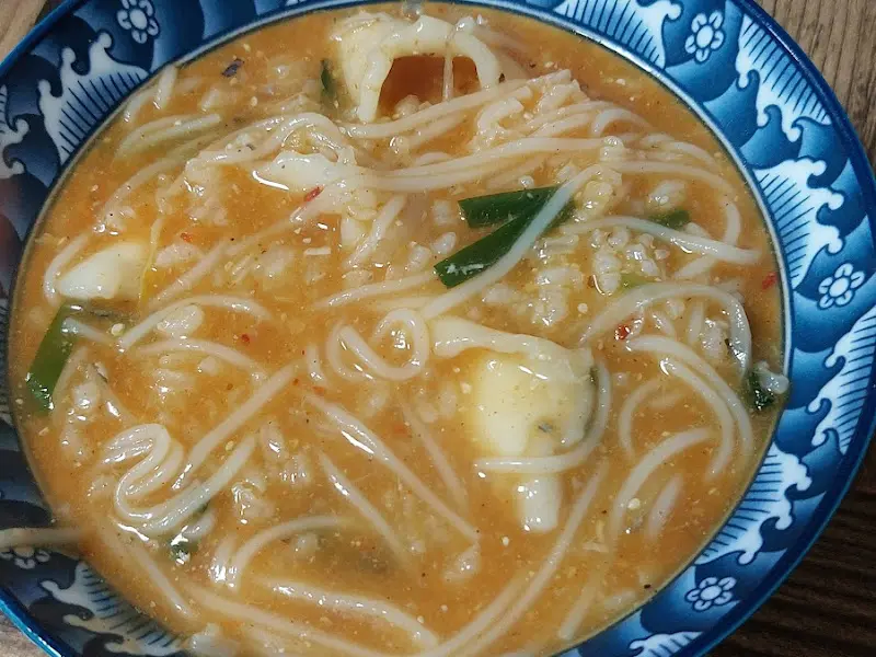 국수와 밥알이 들어있는 어죽