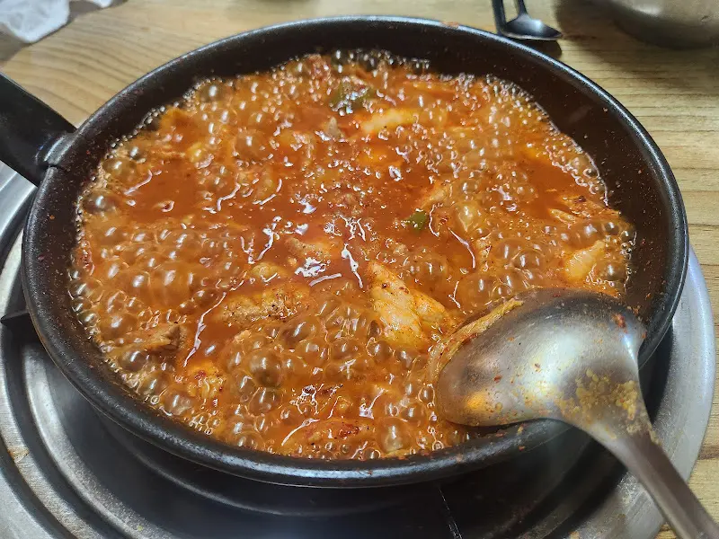 끓고 있는 돼지찌개