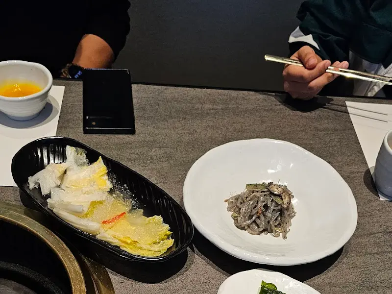 정갈하게 담겨 나온 밑반찬