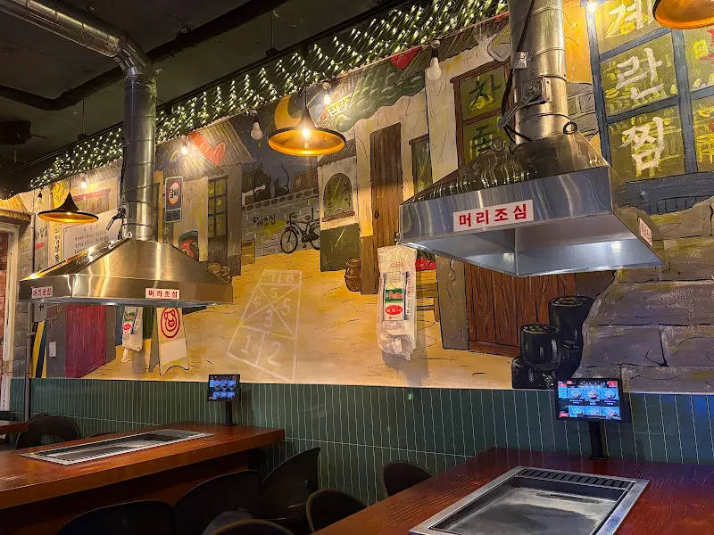 육삼식당 내부 전경