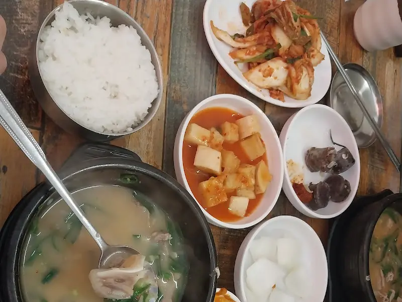 순대국과 밥, 김치 등 푸짐한 한 상 차림
