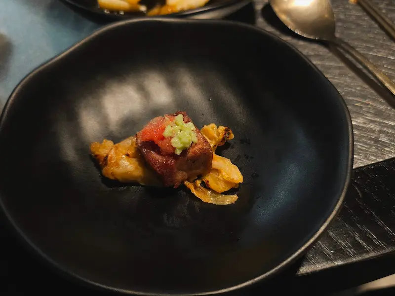 잘 구워진 흑돼지 한 점