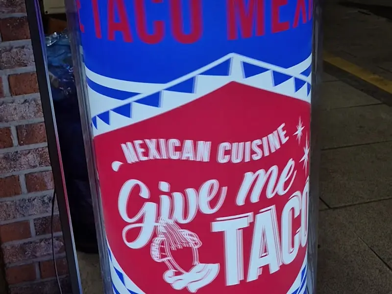 깁미타코 스트리트 간판