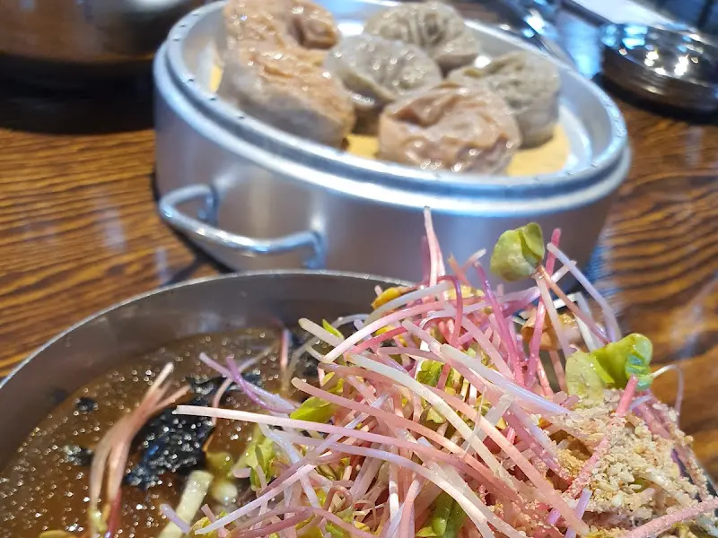 새싹채소가 듬뿍 올라간 비빔막국수