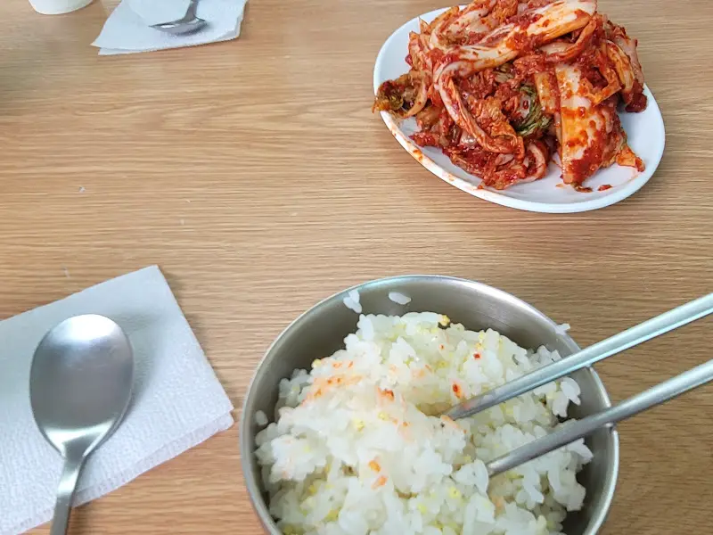 칼국수와 환상적인 조합을 자랑하는 겉절이 김치와 밥