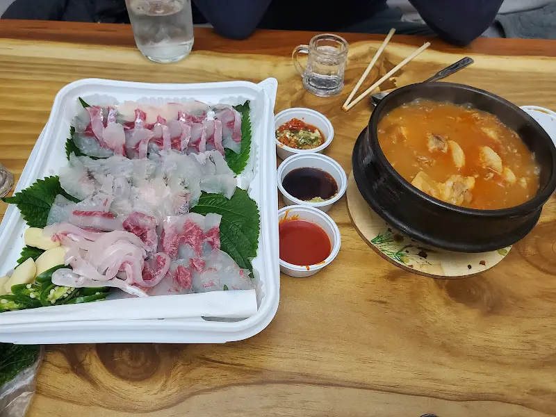 싱싱한 해산물과 곁들임찬, 그리고 술 한 잔