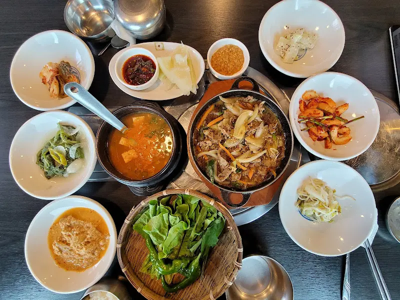 다채로운 밑반찬과 쌈 채소