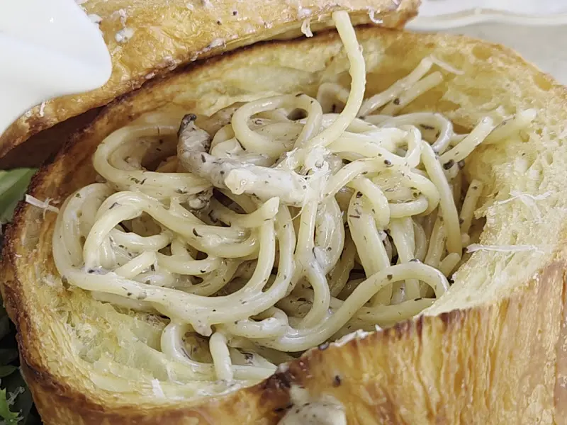 빵 속에 담겨져 나온 크림 파스타